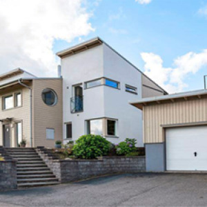 Vit garageport vid hus